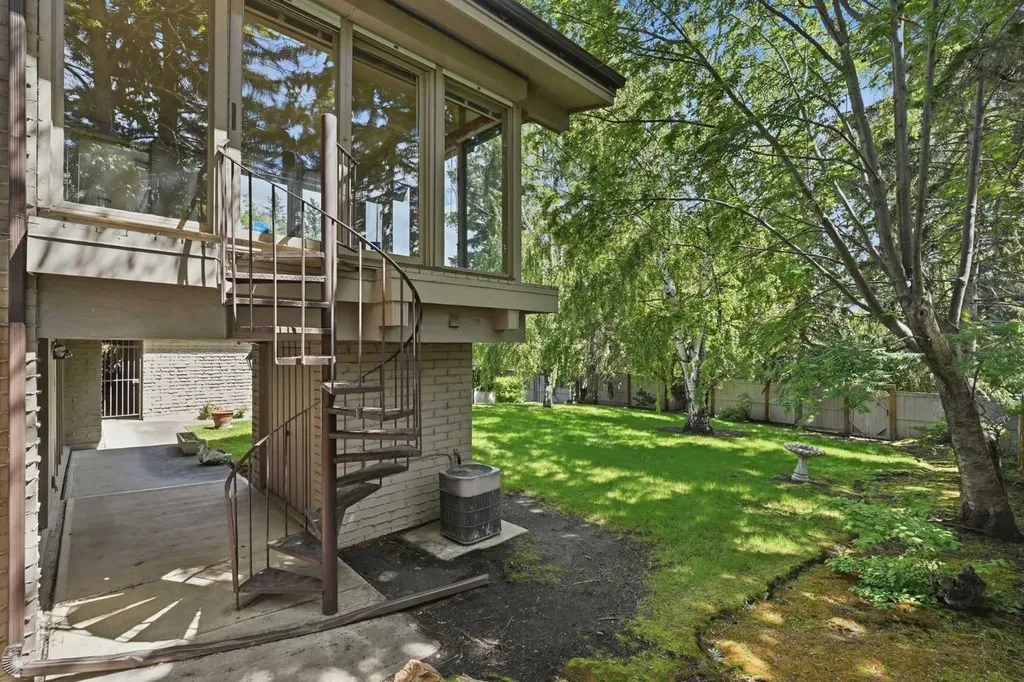 72 Massey Place SW Calgary AB T2V 2G8