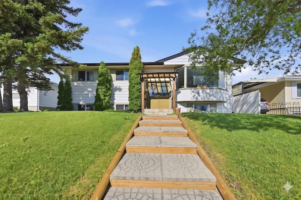 7115 Huntercrest Road NW Calgary AB T2K 4J9