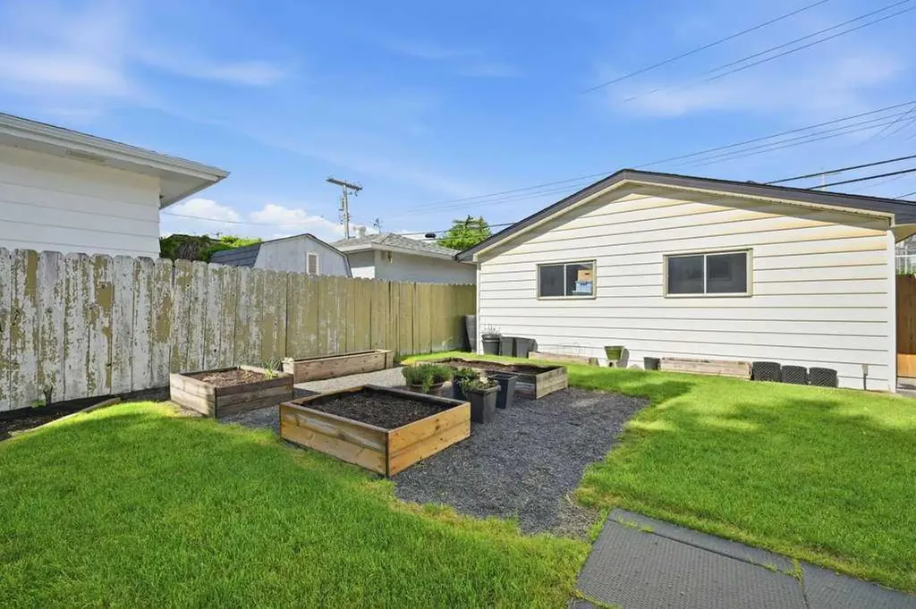 7115 Huntercrest Road NW Calgary AB T2K 4J9