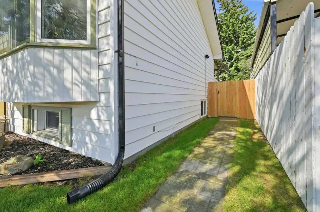 7115 Huntercrest Road NW Calgary AB T2K 4J9