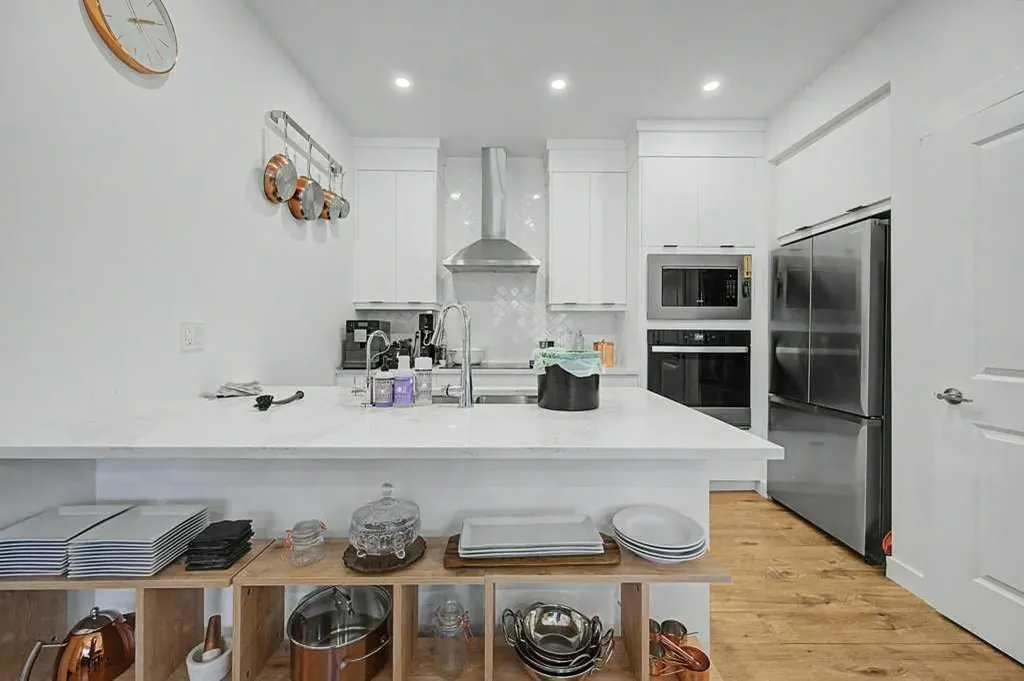 140 Sovereign Common SW Calgary AB T3C 1K2