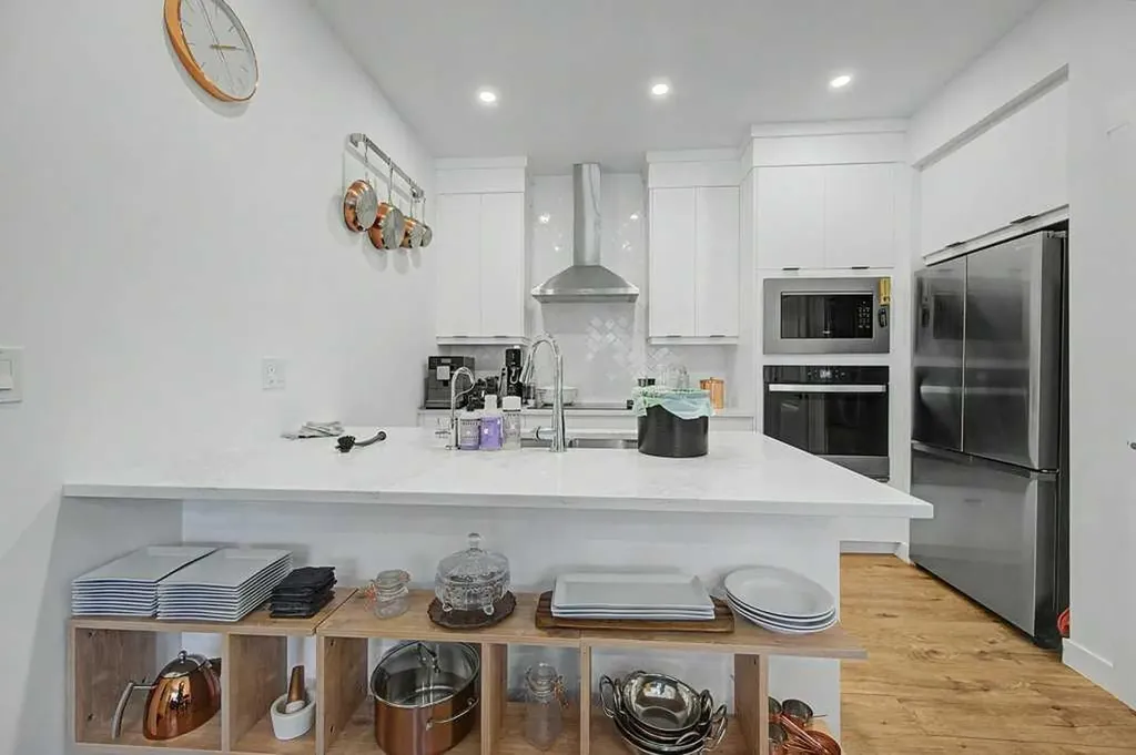 140 Sovereign Common SW Calgary AB T3C 1K2