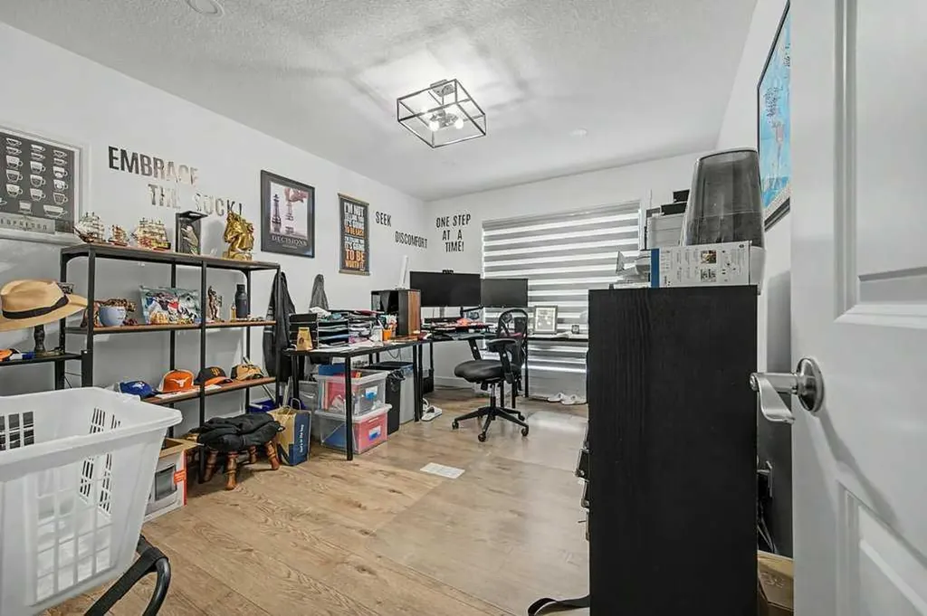 140 Sovereign Common SW Calgary AB T3C 1K2