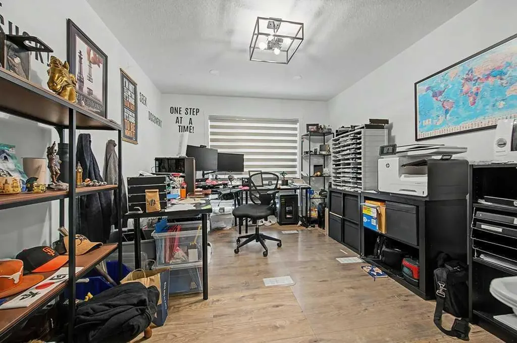 140 Sovereign Common SW Calgary AB T3C 1K2