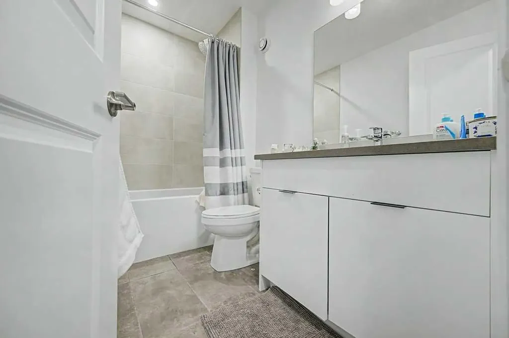 140 Sovereign Common SW Calgary AB T3C 1K2