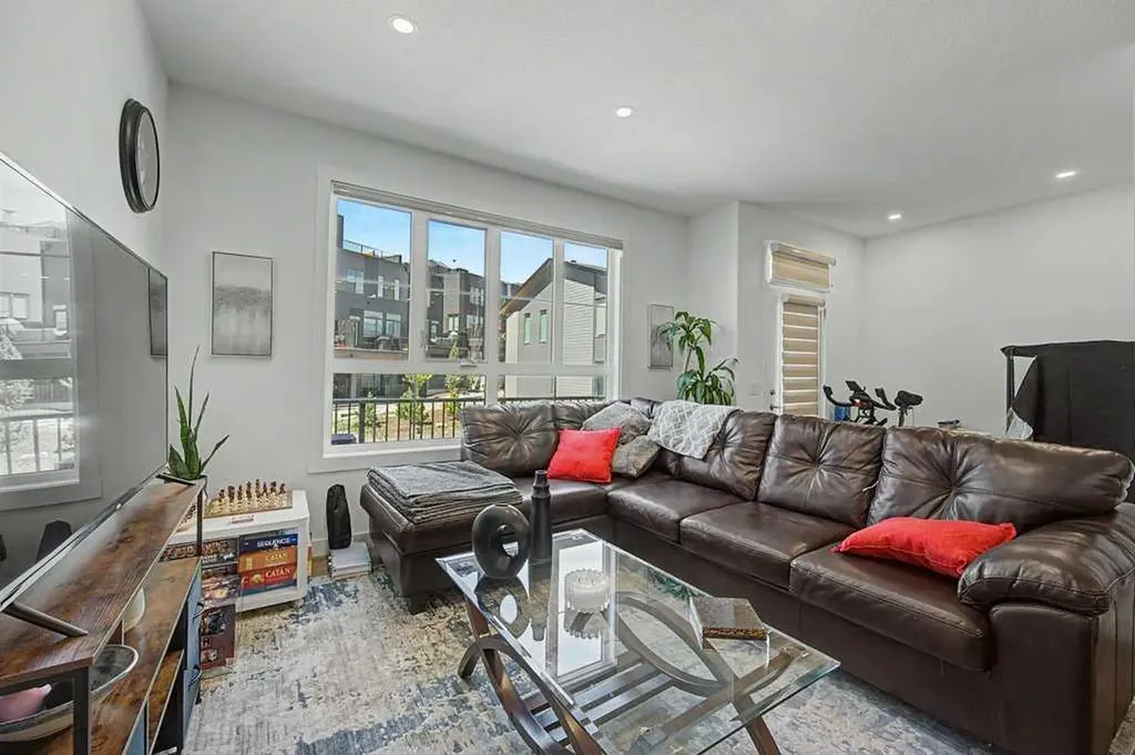 140 Sovereign Common SW Calgary AB T3C 1K2