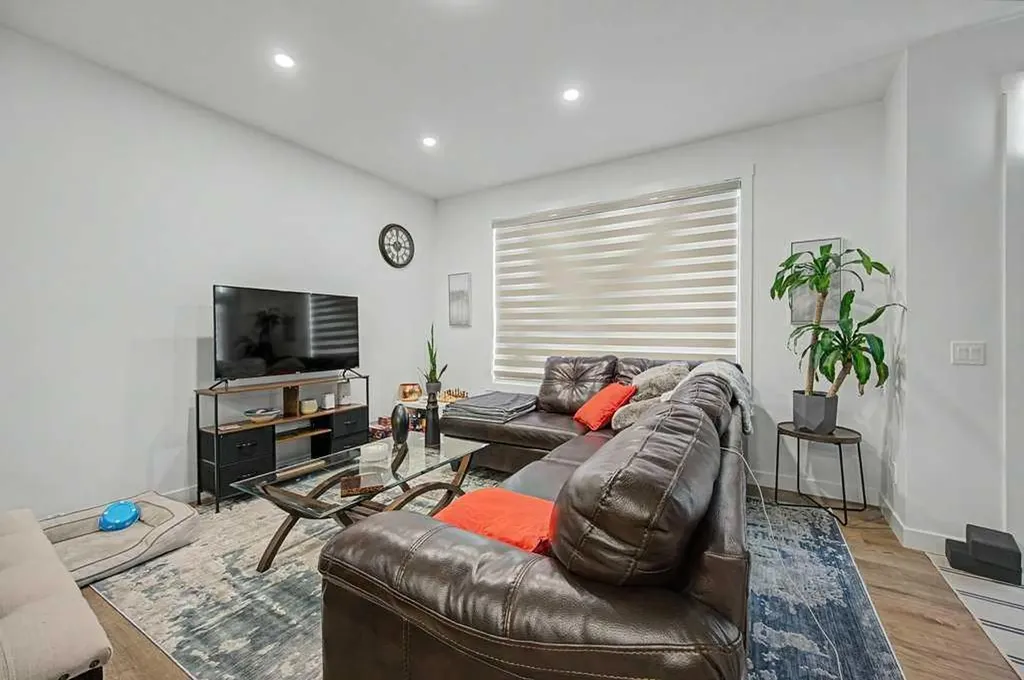 140 Sovereign Common SW Calgary AB T3C 1K2