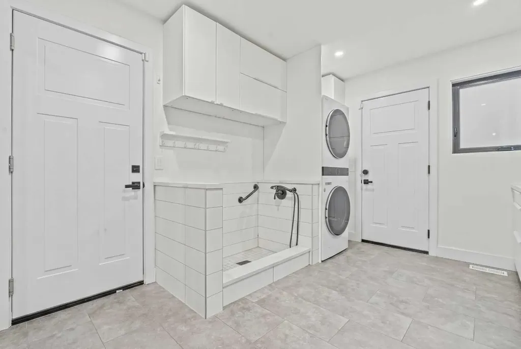 931 Shawnee Drive SW Calgary AB T2Y 2G8