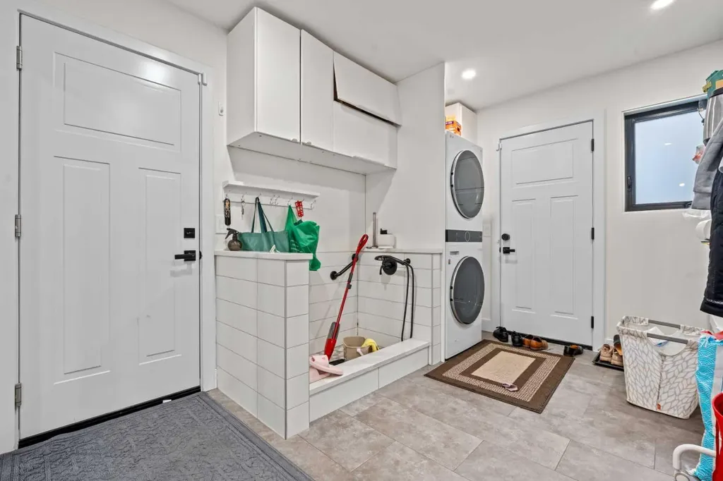 931 Shawnee Drive SW Calgary AB T2Y 2G8