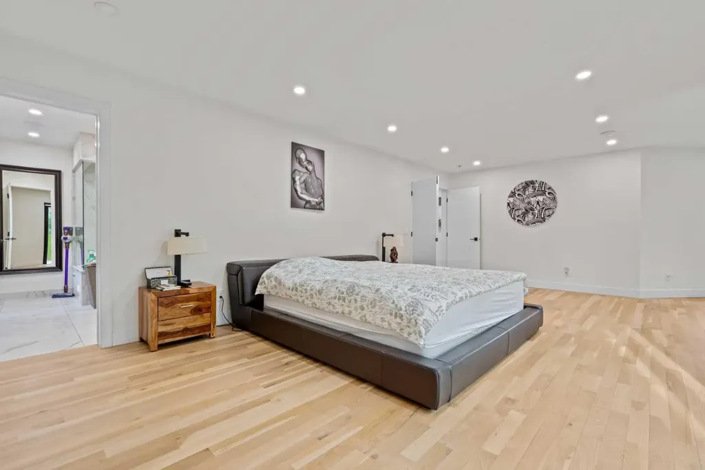 931 Shawnee Drive SW Calgary AB T2Y 2G8