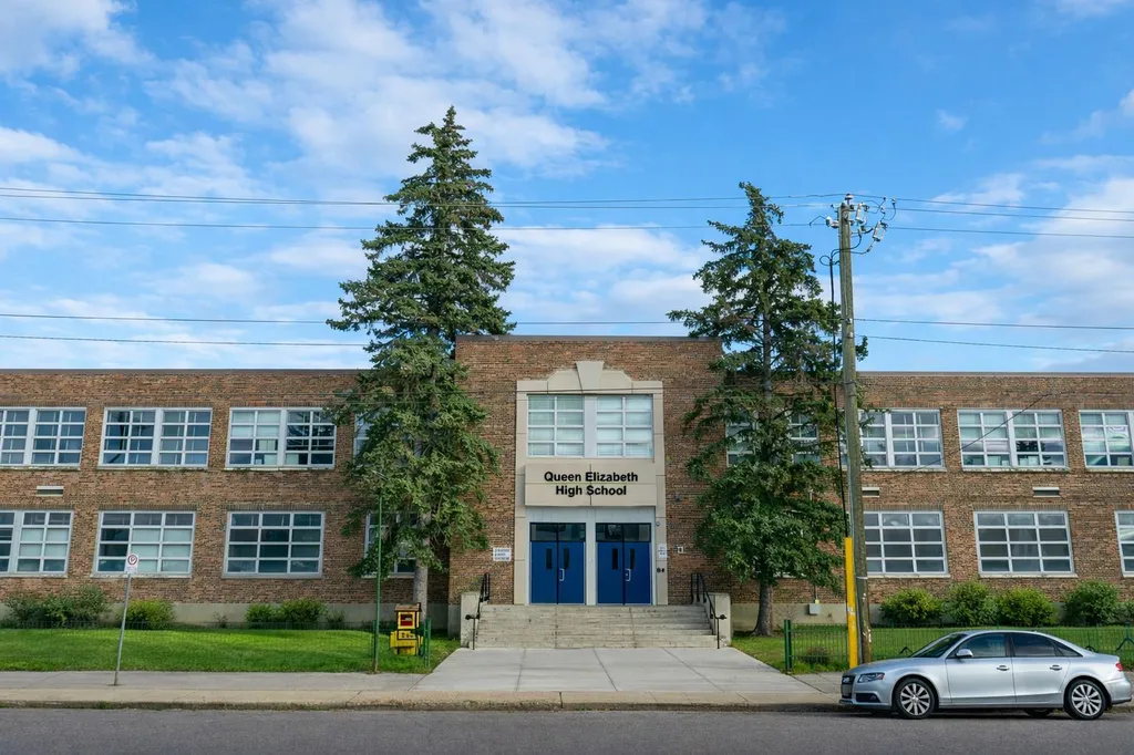2121 Bowness Road NW Calgary AB T2N 3L2