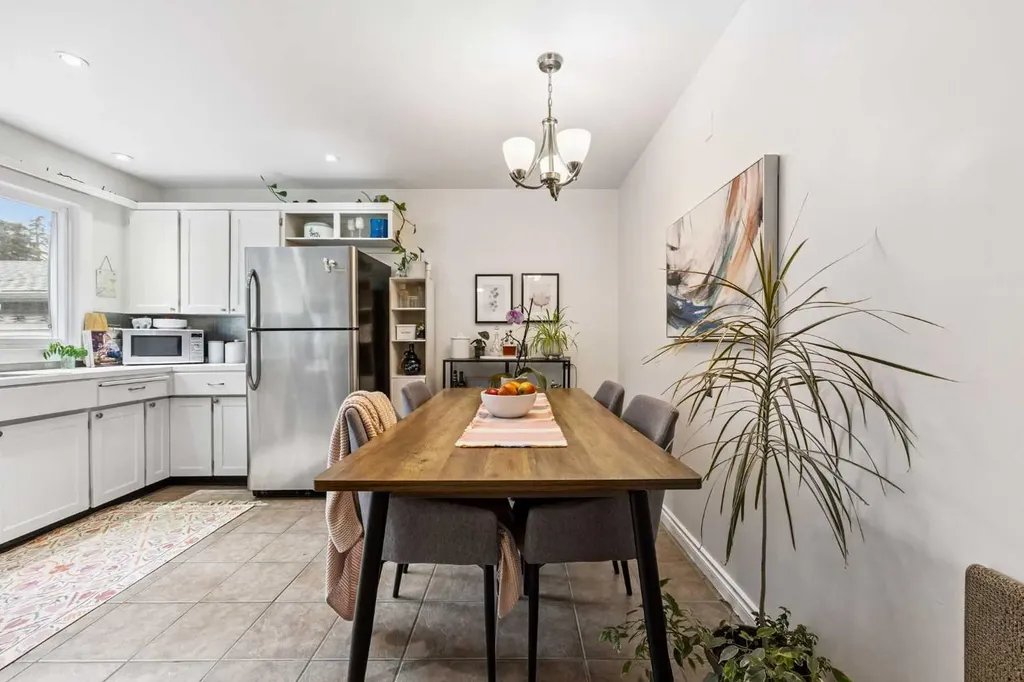 3815/3817 43 Street SW Calgary AB T3E3P8