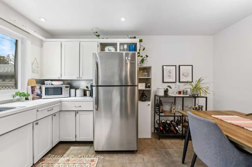 3815/3817 43 Street SW Calgary AB T3E3P8