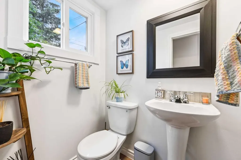 3815/3817 43 Street SW Calgary AB T3E3P8
