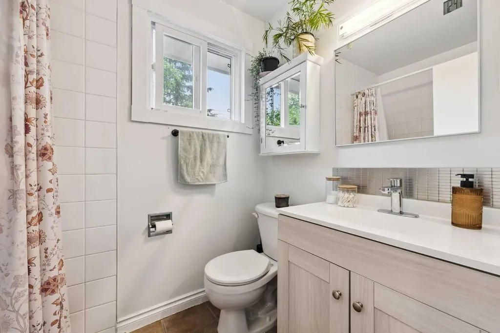 3815/3817 43 Street SW Calgary AB T3E3P8