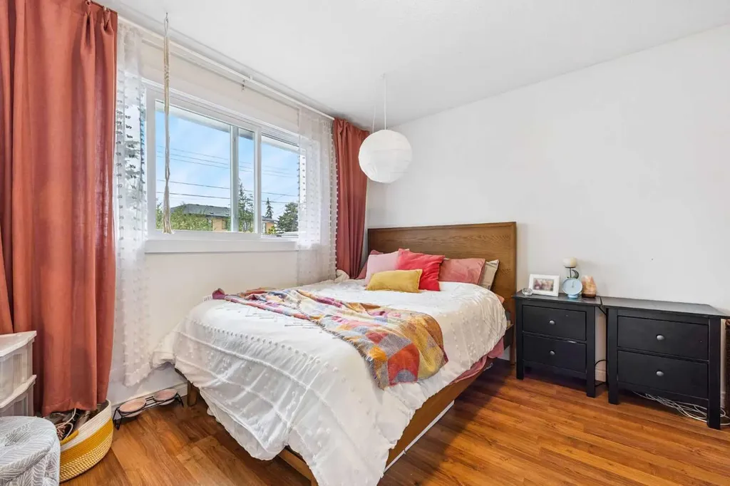 3815/3817 43 Street SW Calgary AB T3E3P8