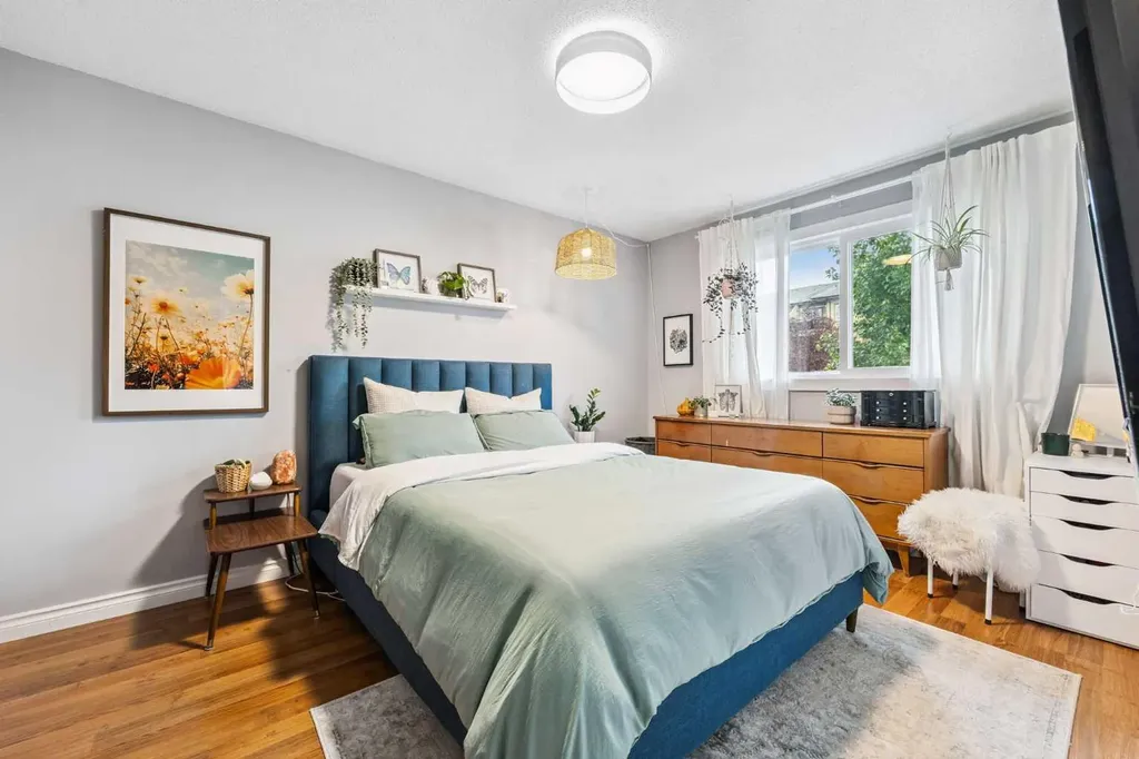 3815/3817 43 Street SW Calgary AB T3E3P8