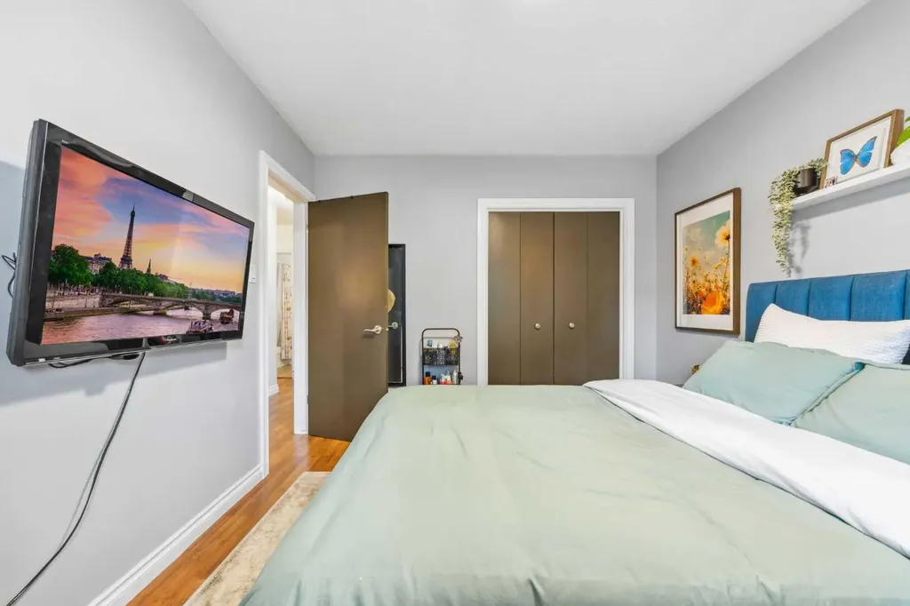 3815/3817 43 Street SW Calgary AB T3E3P8