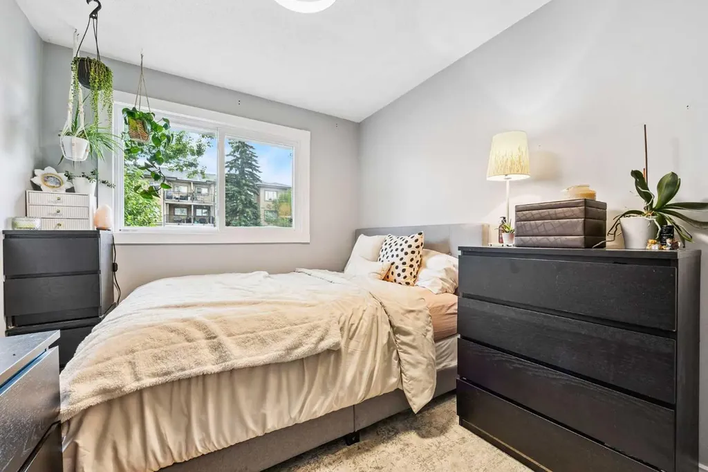3815/3817 43 Street SW Calgary AB T3E3P8