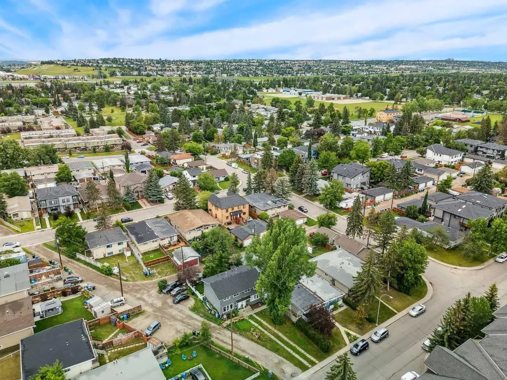 3815/3817 43 Street SW Calgary AB T3E3P8