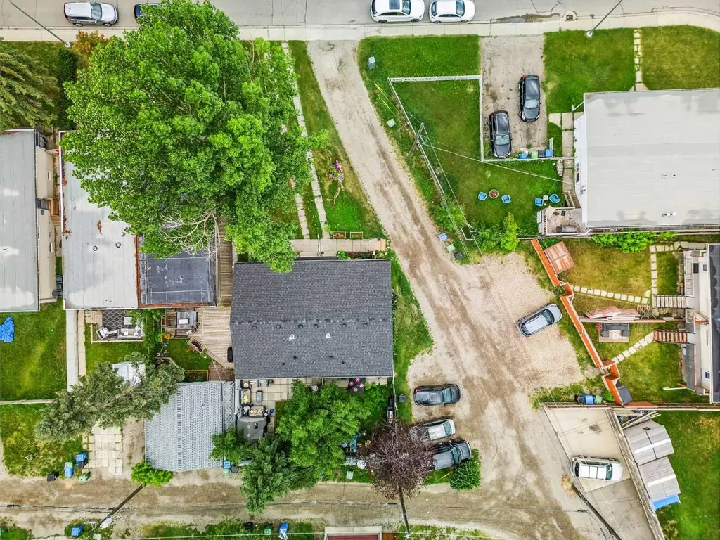 3815/3817 43 Street SW Calgary AB T3E3P8