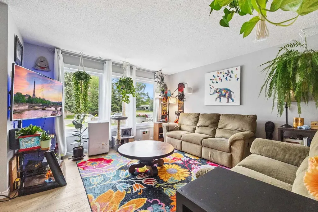 3815/3817 43 Street SW Calgary AB T3E3P8