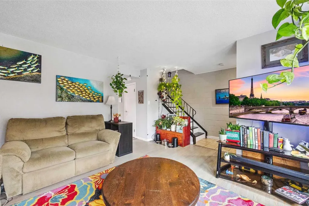 3815/3817 43 Street SW Calgary AB T3E3P8
