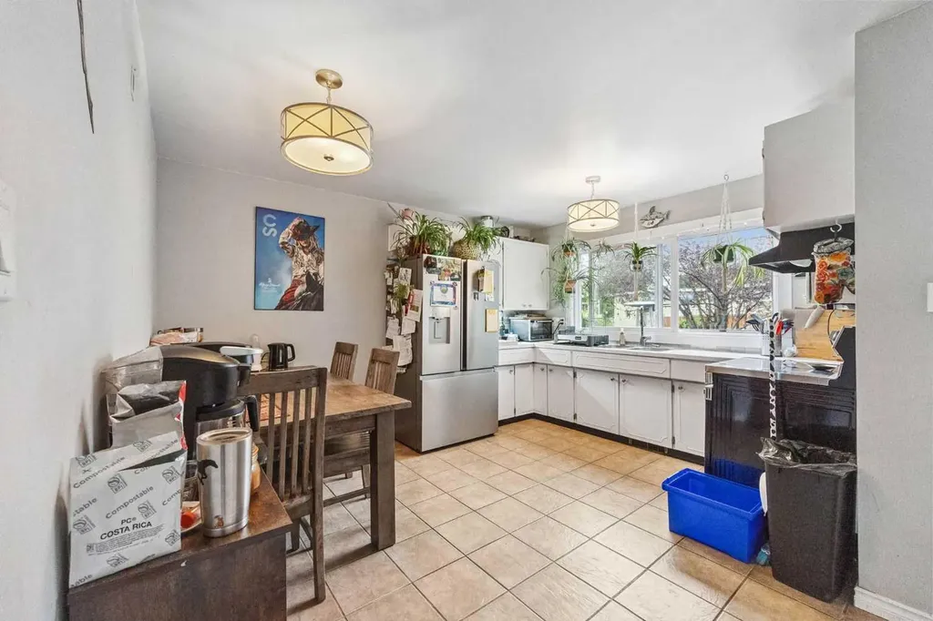 3815/3817 43 Street SW Calgary AB T3E3P8