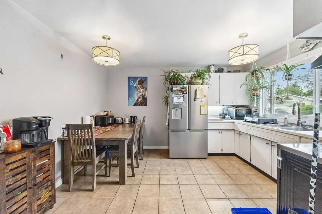 3815/3817 43 Street SW Calgary AB T3E3P8