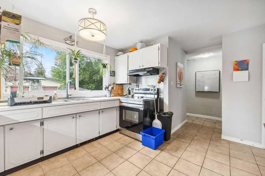 3815/3817 43 Street SW Calgary AB T3E3P8