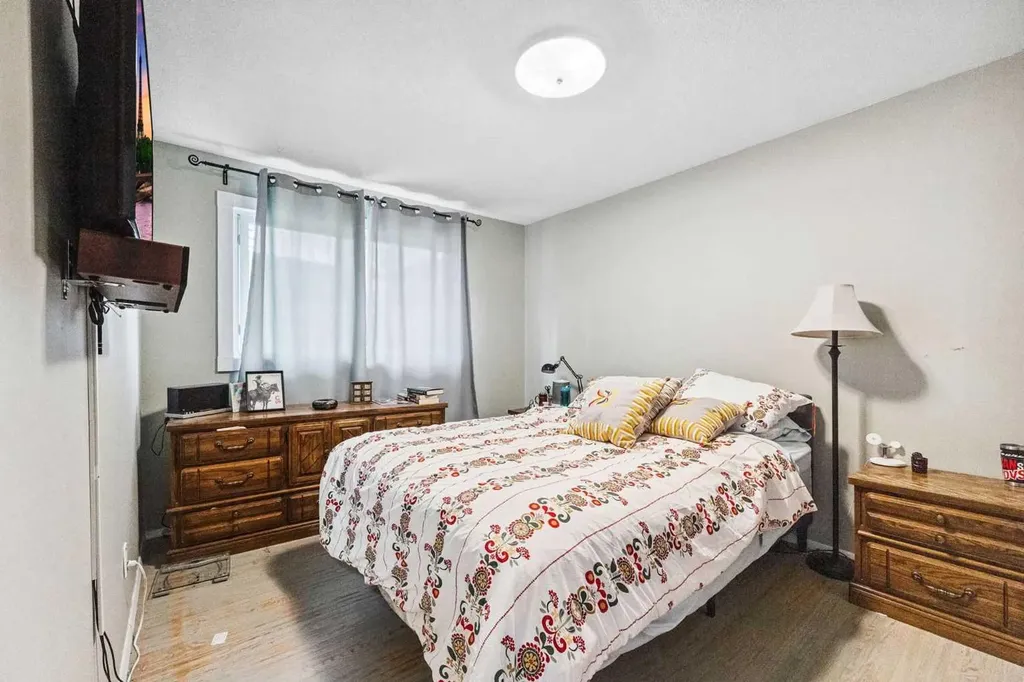 3815/3817 43 Street SW Calgary AB T3E3P8