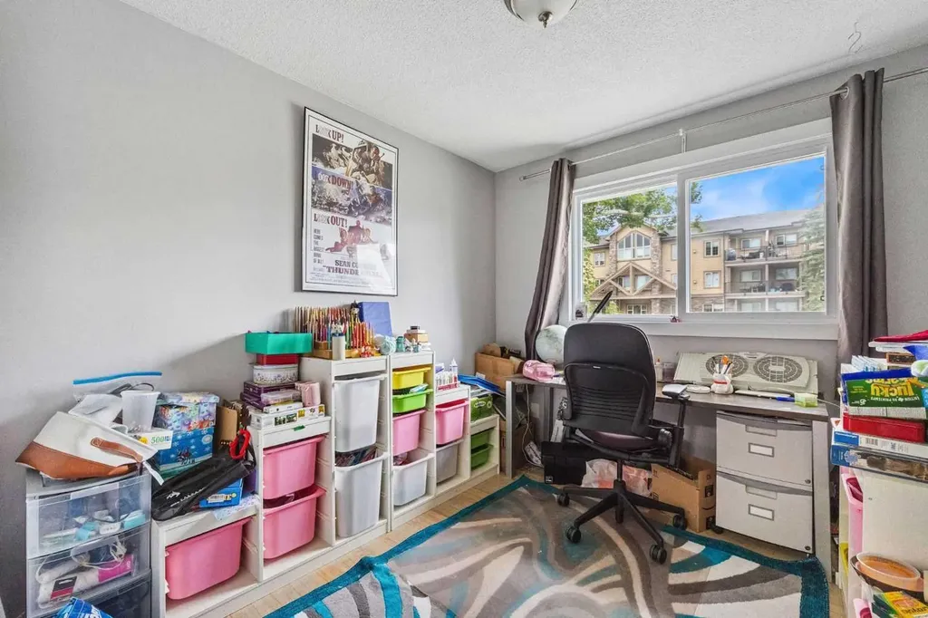 3815/3817 43 Street SW Calgary AB T3E3P8