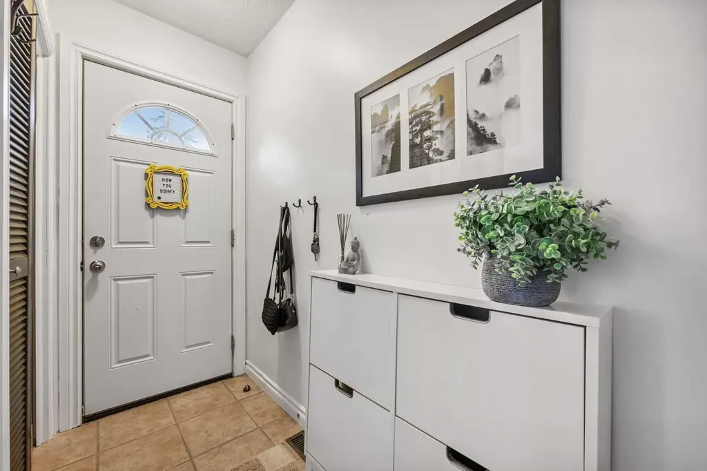 3815/3817 43 Street SW Calgary AB T3E3P8