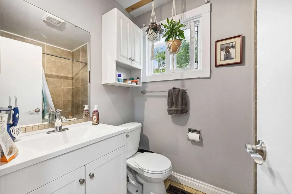 3815/3817 43 Street SW Calgary AB T3E3P8