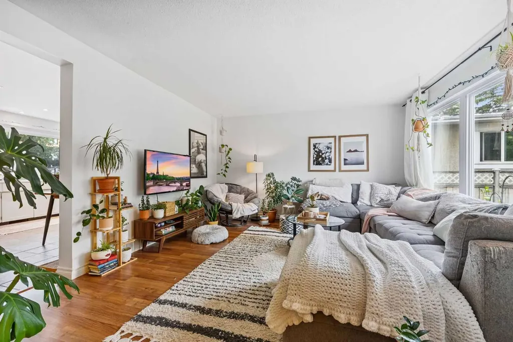 3815/3817 43 Street SW Calgary AB T3E3P8