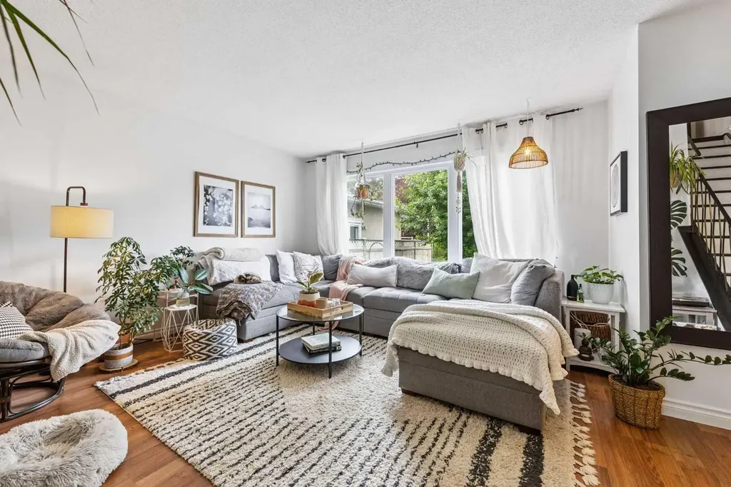 3815/3817 43 Street SW Calgary AB T3E3P8