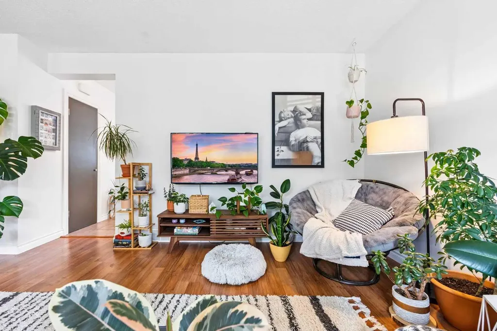 3815/3817 43 Street SW Calgary AB T3E3P8