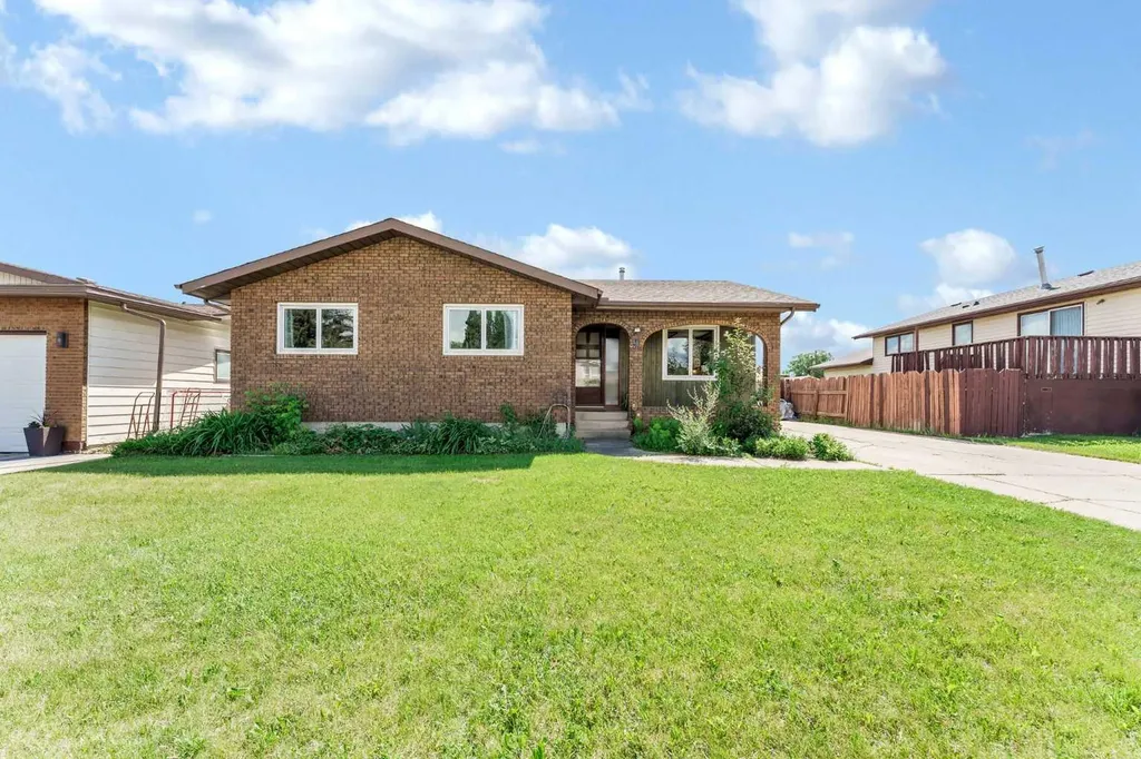 9 Elliott Street SE Medicine Hat AB T1B 2V7