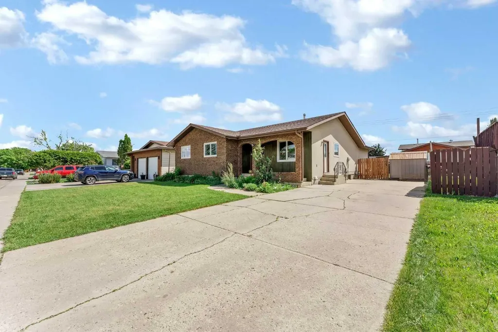 9 Elliott Street SE Medicine Hat AB T1B 2V7