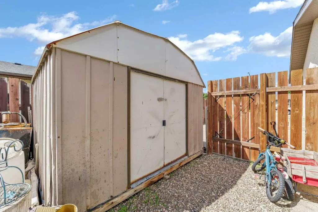 9 Elliott Street SE Medicine Hat AB T1B 2V7