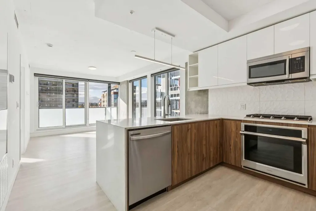 327 9a Street NW Calgary AB T2N 1T7