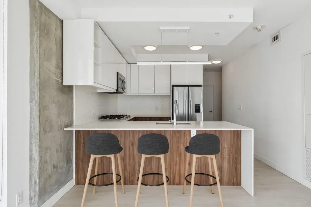 327 9a Street NW Calgary AB T2N 1T7
