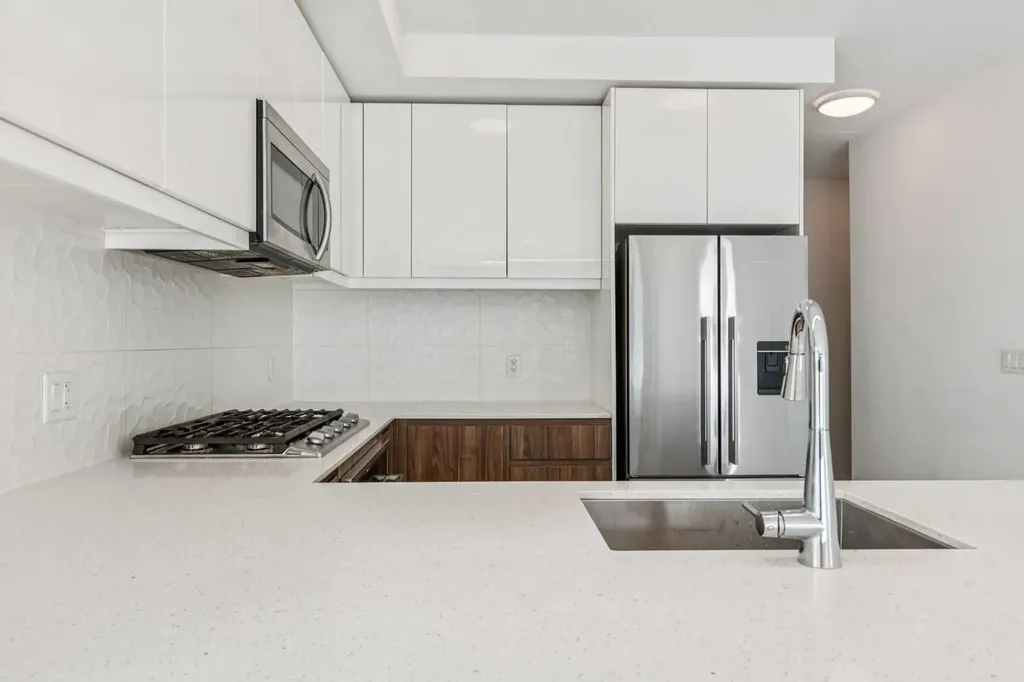 327 9a Street NW Calgary AB T2N 1T7