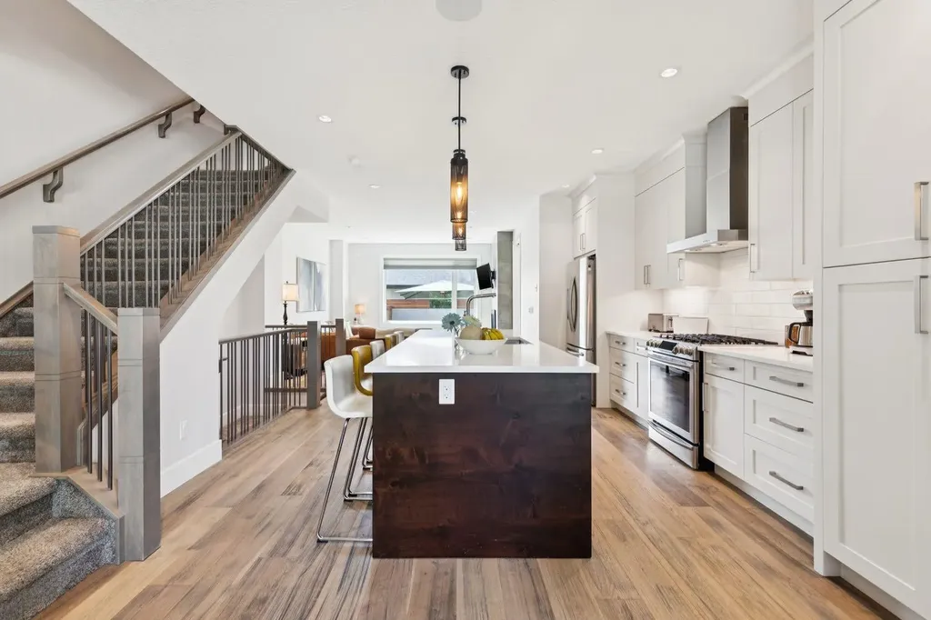 4803 19 Avenue NW Calgary AB T3B 0X6
