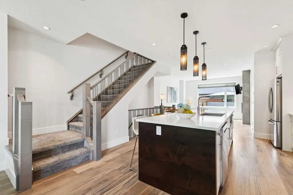 4803 19 Avenue NW Calgary AB T3B 0X6