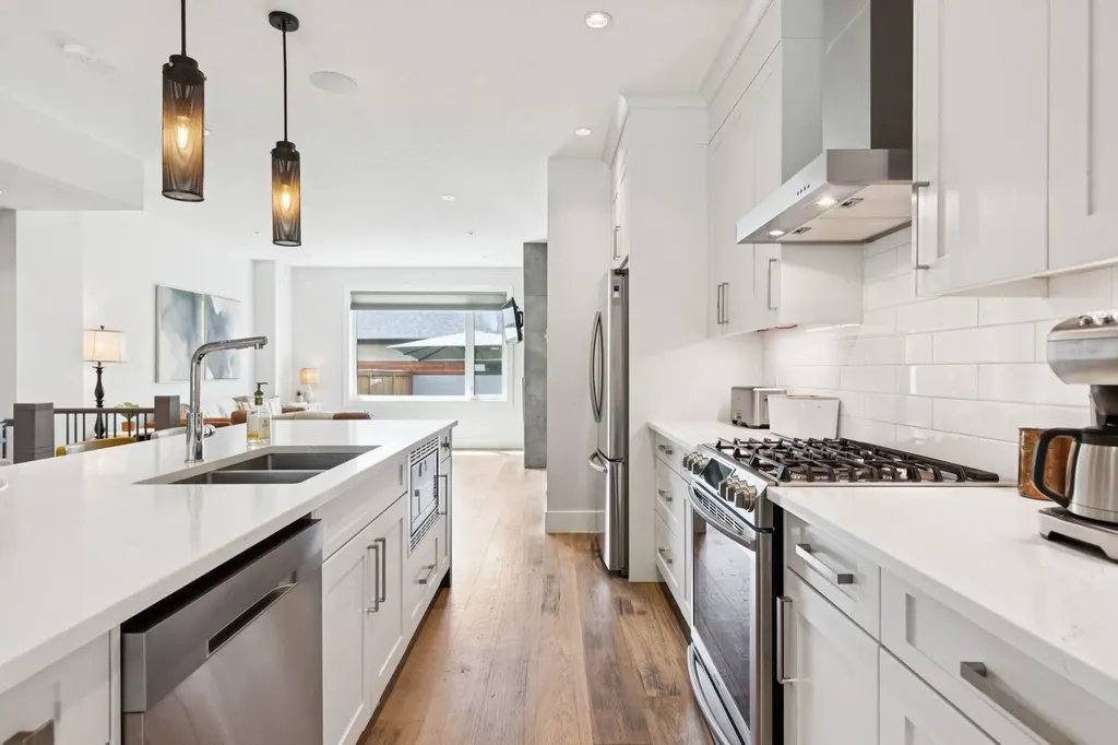 4803 19 Avenue NW Calgary AB T3B 0X6