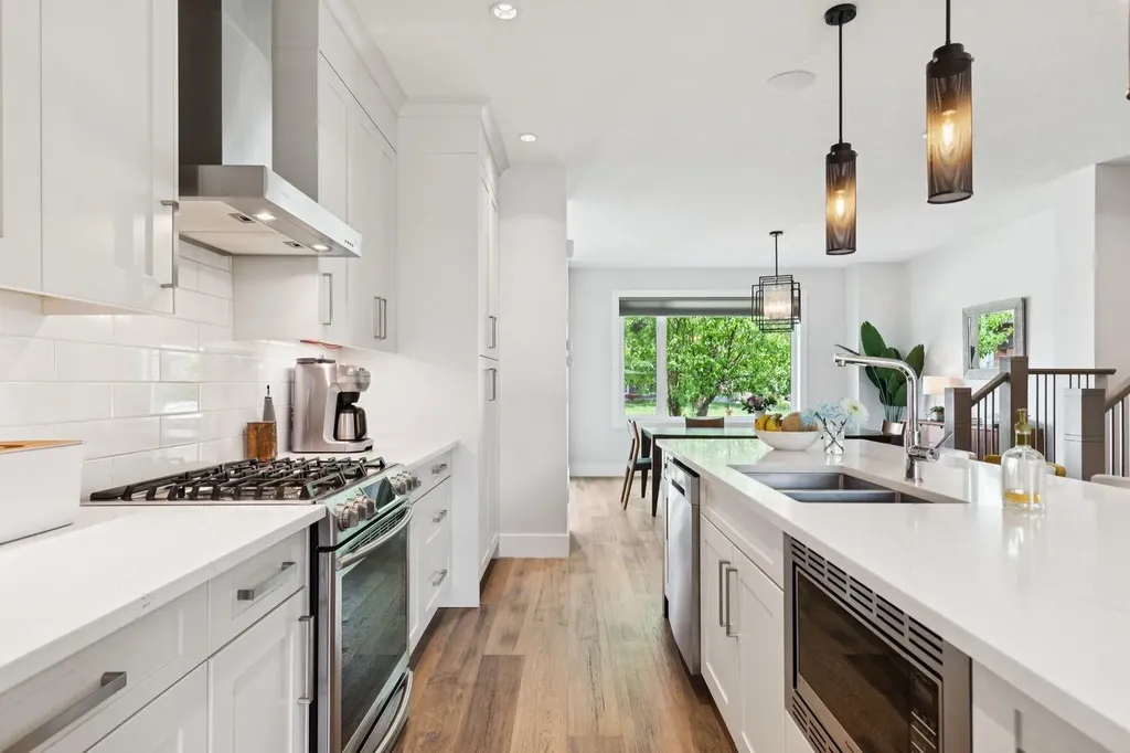 4803 19 Avenue NW Calgary AB T3B 0X6