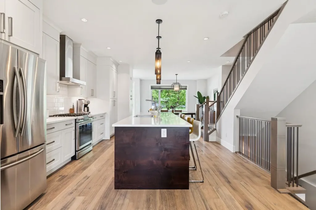4803 19 Avenue NW Calgary AB T3B 0X6