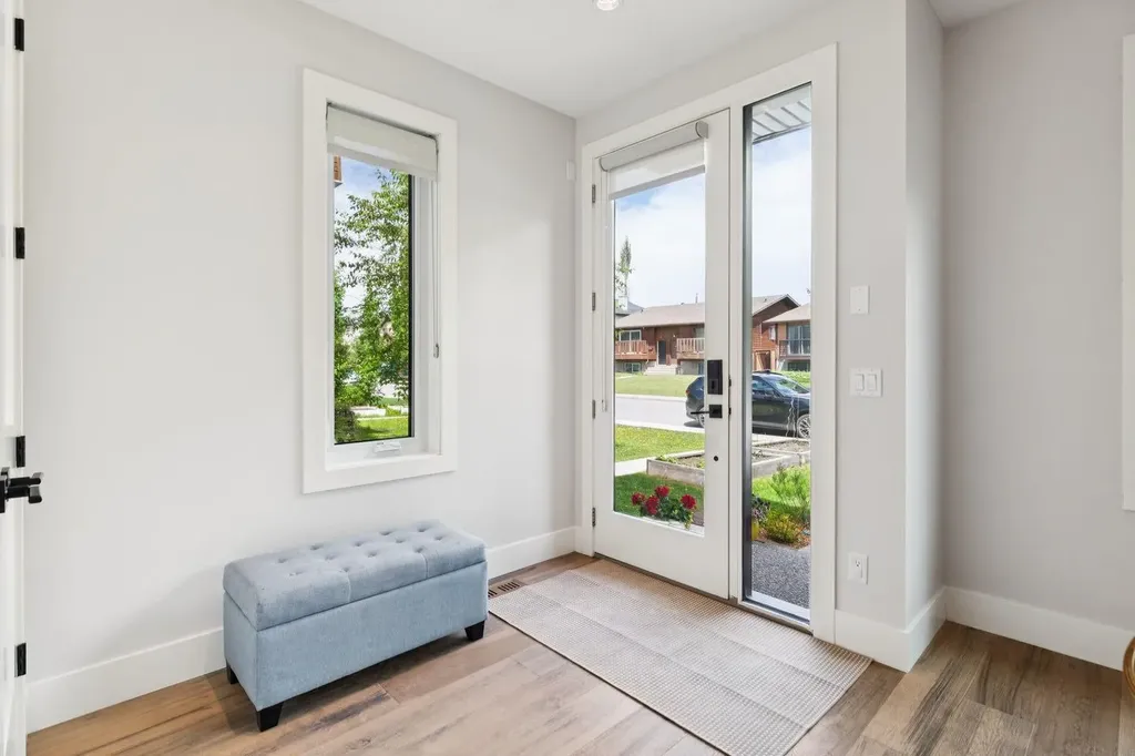 4803 19 Avenue NW Calgary AB T3B 0X6