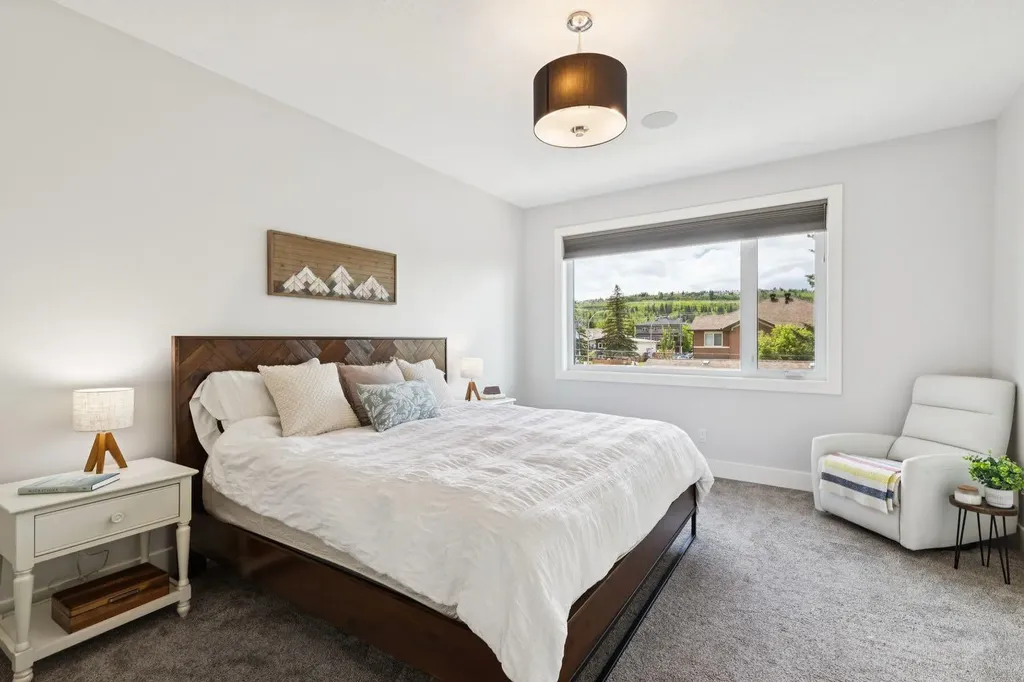 4803 19 Avenue NW Calgary AB T3B 0X6